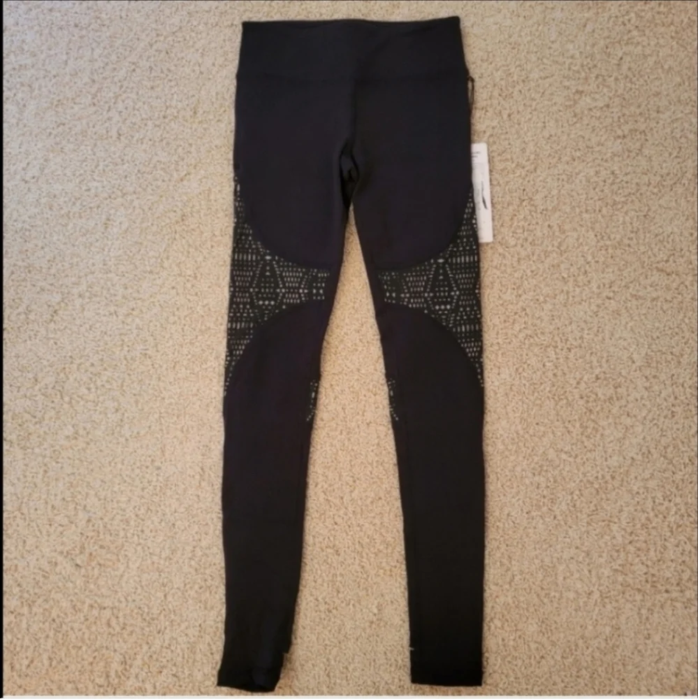 ALO Yoga West Coast Laser Cut Leggings Black & Buff Size XS NWT